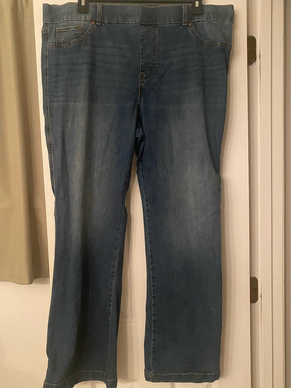 Gloria Vanderbilt Medium Blue Denim Jeans with Gold Stitching